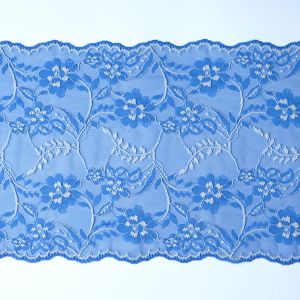 Elastische Spitze in Kornblumenblau (18 cm) mit feiner weisser Bl&uuml;tenmusterung und geschwungenen Bogenkanten gezeigt freigestellt bei Spitzentraum.ch.