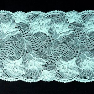 Breite elastische Spitze in leuchtendem Aqua (21.5 cm) mit floralem Bl&uuml;tenmuster und geschwungenen Bogenkanten auf schwarzem Grund bei Spitzentraum.ch.