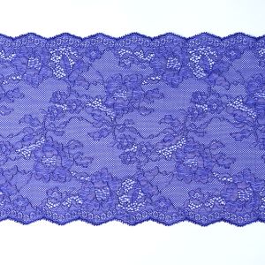 Elastische Spitze in ausdrucksstarkem Blauviolett (17.5 cm) mit floralem Bl&uuml;tenmuster und geschwungenen Bogenkanten gezeigt bei Spitzentraum.ch.