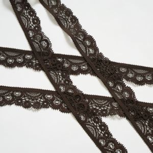 Dunkelbraune, elastische Spitze, 25 mm breit, mit gerader und Bogenkante, halbtransparent, in 3m-Packung – weich und dekorativ.