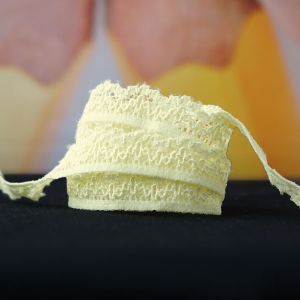 Gelbe elastische Spitze, 12 mm breit, mit feinem Muster, einer glatten und einer Bogenkante – weich, dekorativ und 5 Meter lang.