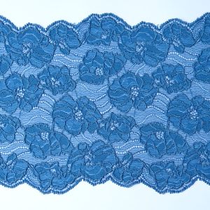 Elastische Spitze in Jeansblau (18 cm) mit &uuml;ppigem blumigem Muster und geschwungenen Bogenkanten gezeigt auf hellem Hintergrund bei Spitzentraum.ch.