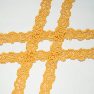 Elastische Spitze in Ocker mit floraler Musterung, 25 mm breit, doppelte Bogenkante, matt, weich, ideal für Kleidung, Lingerie und DIY-Projekte.