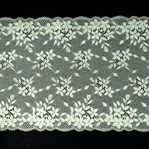 Extra breite elastische Spitze in Pastellgr&uuml;n (24 cm) mit transparentem T&uuml;llgrund, Streublumen und Bogenkanten auf schwarzem Grund bei Spitzentraum.ch.