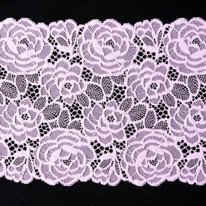 Breites elastisches Spitzenband in Rosa (19 cm) mit dichtem Rosenmuster und geschwungenen Bogenkanten auf schwarzem Grund gezeigt bei Spitzentraum.ch.