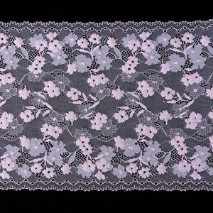 Extra breites elastisches Spitzenband in Rosa (23 cm) mit feinem Streublumen-Muster und geraden Kanten auf schwarzem Grund gezeigt bei Spitzentraum.ch.