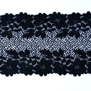 Schwarze elastische Spitze (19.5 cm) mit dichten Bl&uuml;ten-Bogenkanten und transparentem, grobmaschigem Mittelteil pr&auml;sentiert freigestellt auf Spitzentraum.ch.