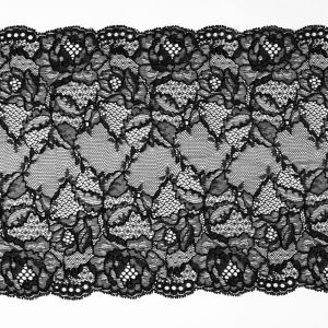 Breites elastisches Spitzenband in Schwarz (23 cm) mit Rautenmuster, dichten Rosen-Bord&uuml;ren und &Ouml;sen-Bogenkanten auf wei&szlig;em Grund bei Spitzentraum.ch.