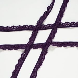 Violette elastische Spitze, 12 mm breit, mit feinem Muster, einer glatten und einer Bogenkante – weich, dekorativ und 5 Meter lang.