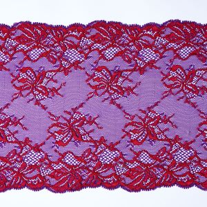 Breites elastisches Spitzenband in Violett (21.5 cm) mit roter Bl&uuml;tenmusterung und geschwungenen Bogenkanten freigestellt gezeigt bei Spitzentraum.ch.