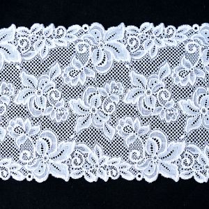 Breites elastisches Spitzenband in Weiss (19 cm) mit verspieltem Paisley-Bl&uuml;tenmuster und geschwungenen Bogenkanten auf schwarzem Grund bei Spitzentraum.ch.