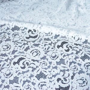 Bielastische Spitze in Weiss mit romantischem Blumenmuster. Weiche Elastikspitze mit ausgepr&auml;gter Musterung f&uuml;r Brautmode & Damenkleider.