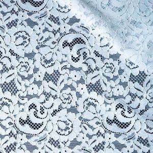 Weisse Elastikspitze mit florallem Muster. Feiner, hochelastischer Spitzenstoff aus Polyamid und Elasthan f&uuml;r Brautmode & Damenkleider.
