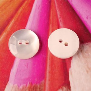 23mm Knopf Ivory mit Cabochon-Effekt im Set: Detailansicht der gl&auml;nzenden, gew&ouml;lbten Vorderseite und der glatten, weissen Kunststoff-R&uuml;ckseite des Knopfes.