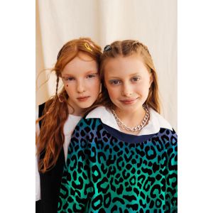Tragebeispiel f&uuml;r den French Terry Stoff mit Animalprint verarbeitet als moderner Pullover.
