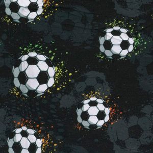 Nahaufnahme der detaillierten Fussball-Prints mit bunten Farbspritzern auf schwarzem Grund.