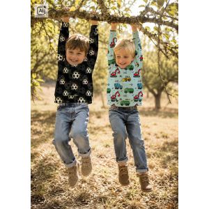 N&auml;hbeispiel: Junge im sportlichen Kinderpullover gen&auml;ht aus dem schwarzen Fussball-French-Terry.