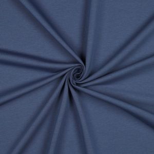 Jeansblauer GOTS French Terry Bio-Stoff, weich, bielastisch. Nahaufnahme der glatten, mittelschweren Baumwoll-Oberfläche. 