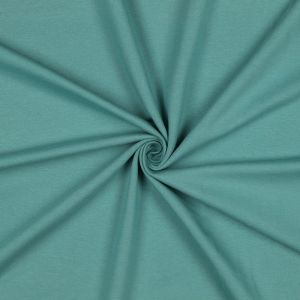 Patinagrüner GOTS French Terry Bio-Stoff, weich, bielastisch. Nahaufnahme der glatten, mittelschweren Baumwoll-Oberfläche. 