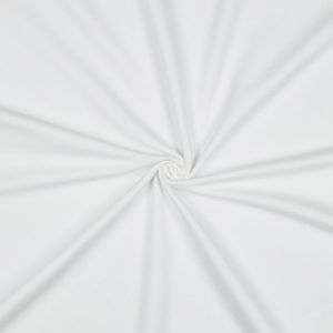 Weisser GOTS French Terry Bio-Stoff, weich, bielastisch. Nahaufnahme der glatten, mittelschweren Baumwoll-Oberfläche. 