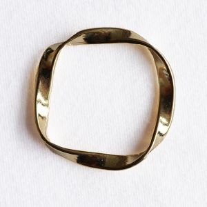 Glänzender goldener Metallring in gedrehter quadratischer Form. Perfektes Accessoire für Bademode, Abendkleider & Cosplay.