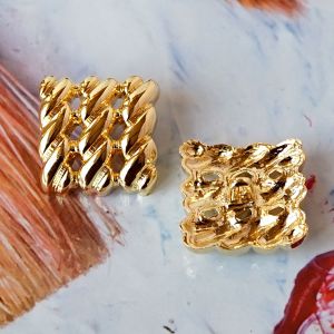 Quadratischer geflochtener Gold-Knopf, 19mm, mit glänzender Metallic-Oberfläche. Leicht gebogene Form, Ansicht von Vorder- und Rückseite mit stabiler Öse.