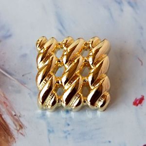 Detaillierte Ansicht: Quadratischer geflochtener Gold-Knopf (19mm) aus Kunststoff mit hochglänzender, durchbrochener Flechtstruktur. Hochwertiger Ösenknopf für Mäntel.