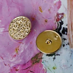 Leichter Ösenknopf Gold (19mm) mit detailliertem Relief-Muster. Ansicht der Vorderseite und stabilen Annäh-Öse. Perfekt für Cosplay & Fasnachtskostüme.