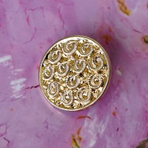 Detail: Goldener Kunststoffknopf 19mm mit Kringel-Relief-Muster. Glänzender, leichter Ösenknopf für Kostümbau und Mode-Dekoration bei Spitzentraum.ch.