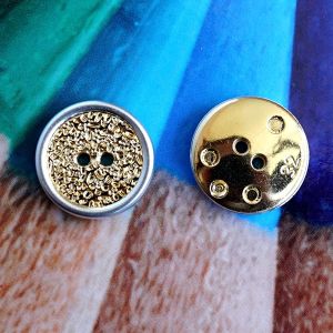 Gold-silberner 2-Loch-Knopf (18mm) aus Kunststoff. Ansicht der gl&auml;nzenden Vorderseite und der flachen goldenen R&uuml;ckseite. Leichter Knopf f&uuml;r Strickjacken.