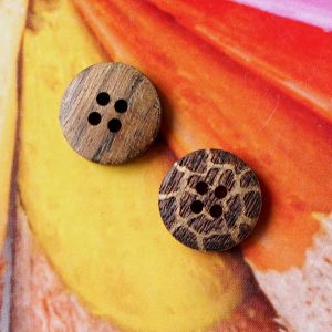 Zwei 18mm Holzkn&ouml;pfe im Vergleich: Ansicht der gemusterten Animalprint-Vorderseite und der nat&uuml;rlich gemaserten R&uuml;ckseite bei Spitzentraum.ch.