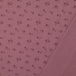 Detailansicht Jaquard Musselin mauve: Stoff mit floralem Digitaldruck und strukturierter Rückseite, ideal für dekorative Krempelsäume an Blusen und Hosen.