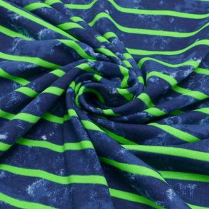 Nahaufnahme von blauem Baumwoll-Jersey-Stoff mit neongrünen Streifen und Marmorierung, perfekt für Kleidung.