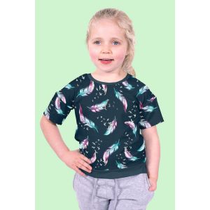 N&auml;hbeispiel: M&auml;dchen im kurz&auml;rmligen T-Shirt aus dem Jersey Stoff mit Federmuster.