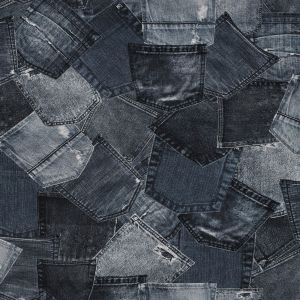 Jersey Stoff mit detailreichem Jeanstaschen-Muster im Patchwork-Stil. Dunkelblaue Jeans-Gesässtaschen, digital bedruckt. Für coole Nähprojekte.