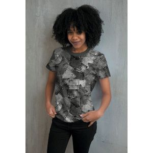 Nahaufnahme eines Models, der ein T-Shirt aus dem  Jersey-Stoff mit Jeanstaschen-Muster trägt.