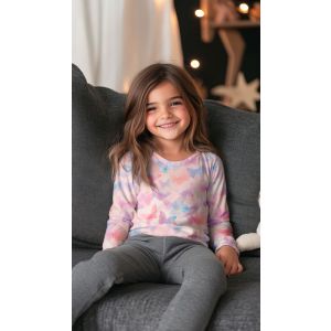 Kleines M&auml;dchen im Langarm-T-Shirt aus Jersey Stoff Schmetterling (Lachs/Pink). Weiche Baumwoll-Meterware f&uuml;r Kinderkleidung & Damenmode bei Spitzentraum.ch.