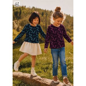 N&auml;hbeispiel: M&auml;dchen in einem lang&auml;rmligen T-Shirt gen&auml;ht aus dem petrolfarbigen Schmetterlings-Jersey.