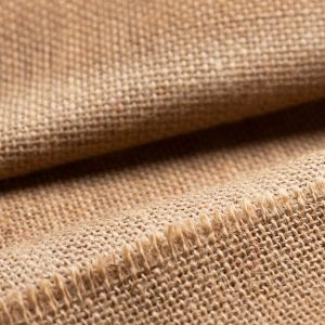 Nahaufnahme: Jute Stoff natur Meterware 175g/m². Ungebleichtes, reissfestes Jutegewebe zum Basteln, Nähen und für Deko wie Samichlaus-Säckli.