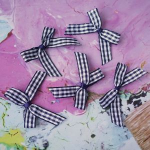 Dunkelblau-weiss karierte Zierschleifen aus Webband im 5er-Set f&uuml;r Trachten & Dirndl. Fest versiegelte Kanten, ca. 5x4 cm gross. Ideal zum Aufn&auml;hen.