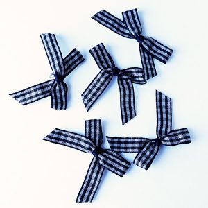 F&uuml;nf Karo-Schleifen in Dunkelblau-Weiss f&uuml;r Damenbekleidung & Accessoires. Formstabile Dekoschleifen, ca. 5x4 cm, perfekt f&uuml;r rustikale N&auml;hprojekte.