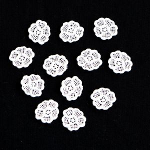 Kleine Blumen aus weisser Guipure-Spitze, 1.5x2cm gross, auf schwarzem Hintergrund. 12 Stk. zum Basteln & Aufnähen für Bekleidung. Filigran und elegant.
