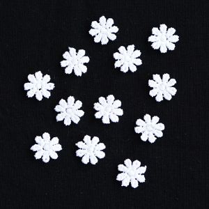 Kleine, weisse Blumen mit 13mm Durchmesser aus Spitze für DIY, zum Basteln & Nähen