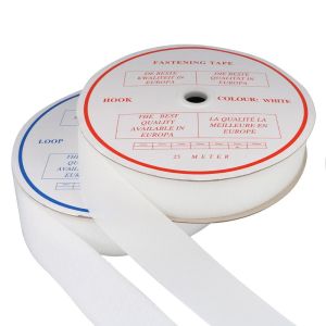 Klettverschluss-Set in weiss, 20mm breit, bestehend aus Hakenband und Flauschband zum Aufnähen auf Textilien, geeignet für Kleidung und Heimtextilien.