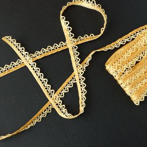 Ockerfarbene Kl&ouml;ppelspitze auf gl&auml;nzendem goldfarbenen Satinband. 13mm breites, unelastisches Zierband (3m) f&uuml;r Bekleidung und Dekoration.