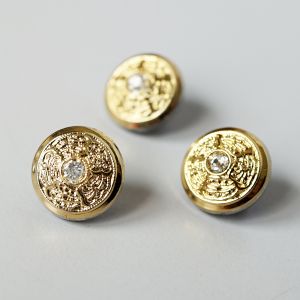 Glänzender, zierlicher Knopf in gold mit einem Strassstein in der Mitte. Der Knopf ist die perfekte Ergänzung für festliche Blusen, Kleider - auch für Deko geeignet.
