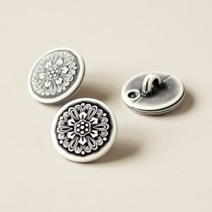 Kunststoffknopf in offwhite mit Blumenmuster in anthrazit. Ösenknopf mit 15mm Durchmesser.