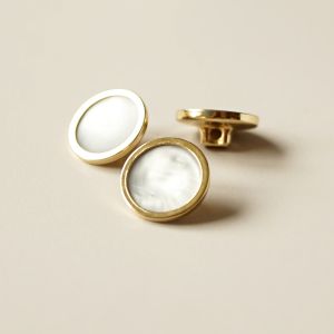 Weisser Kunststoffknopf in Messingfassung - 15mm