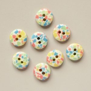 Kunststoffknopf in in weiss mit Konfettimuster. Lochknopf mit 12mm Durchmesser.