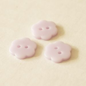 Kunststoffknopf in Blumenform in flieder - 12mm